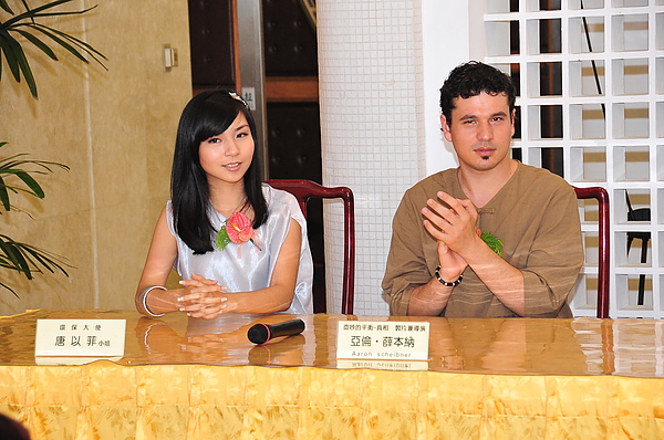 唐以菲為亞倫導演主持校園影映會
