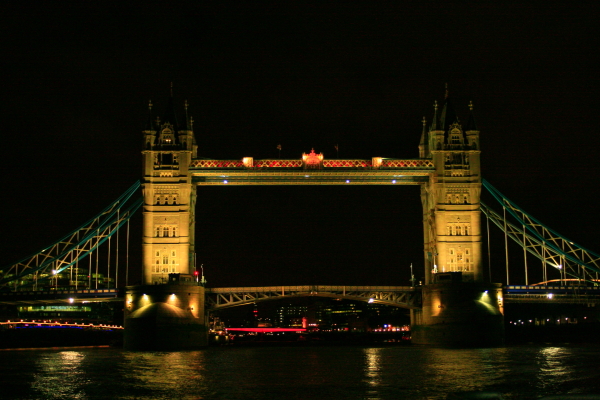 在泰晤士河渡船上看到的倫敦塔橋夜景