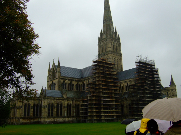 擁有英國最高尖塔的蘇利斯貝里大教堂，整修中囧