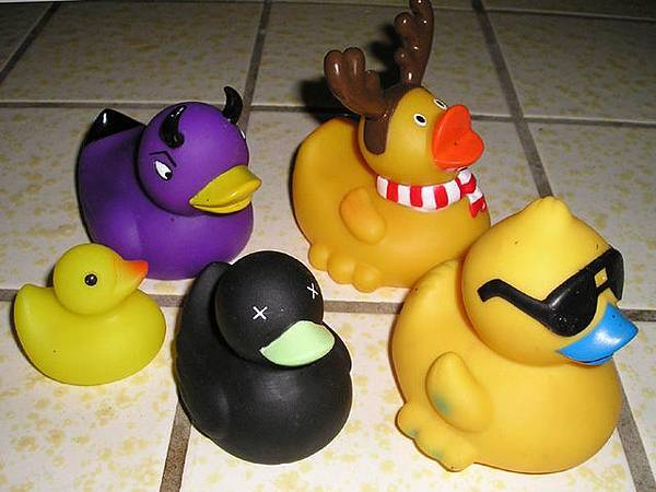 Five_different_rubber_ducks_1
