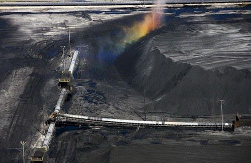 美國德克薩斯:瀝青廠旁的詭異彩虹。