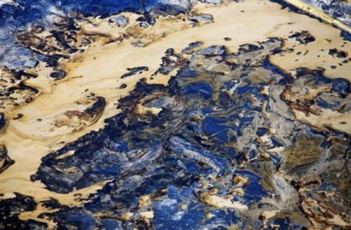 加拿大亞伯達:提取石油後留下的瀝青,以及其他殘留物。