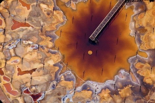 加拿大亞伯達:豎立著十字架的「墳地煉油廠」。