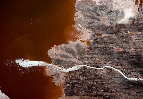 美國路易斯安那:鋁工廠排出的廢料,讓整條河變成了白色,宛如一條白蛇。