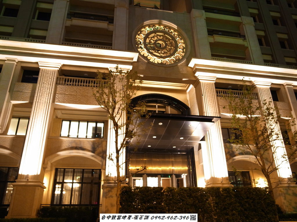 171063525-夜間門廳.JPG