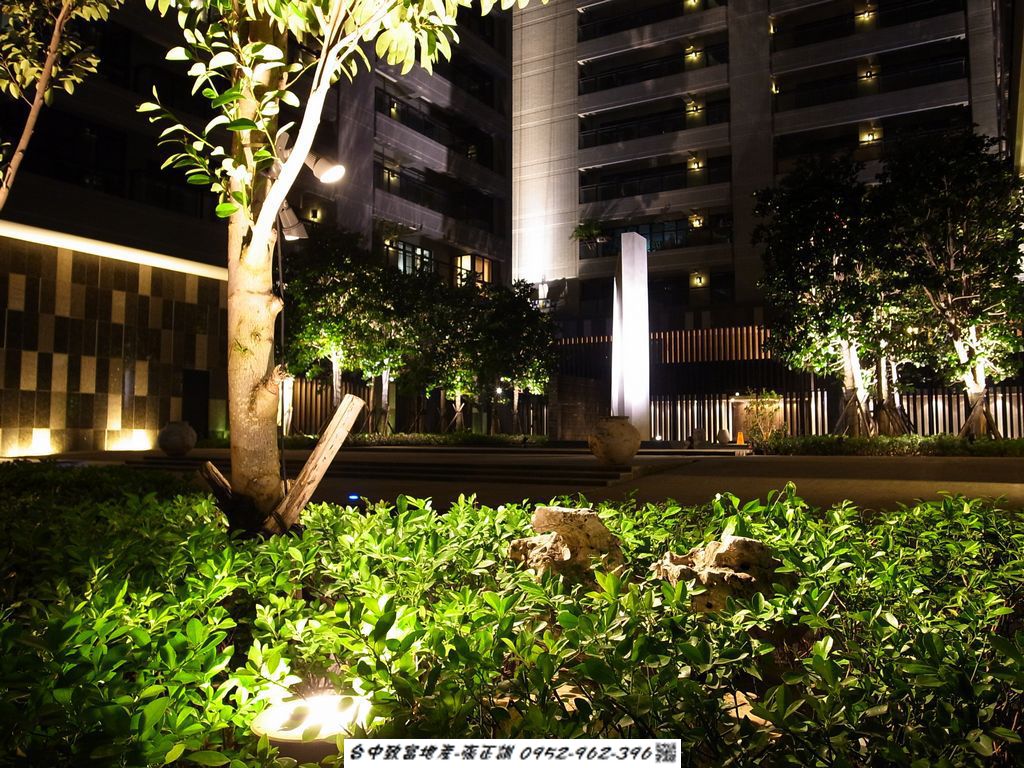 171450295-夜間中庭花園.JPG