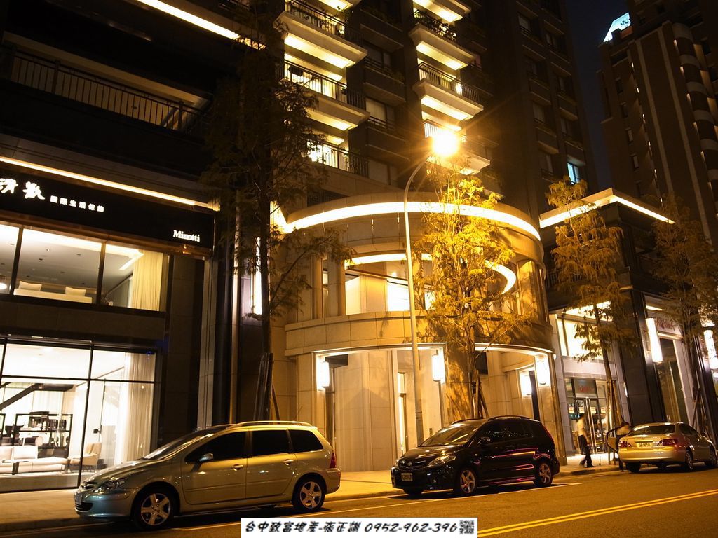 171555137-夜間門廳01.JPG