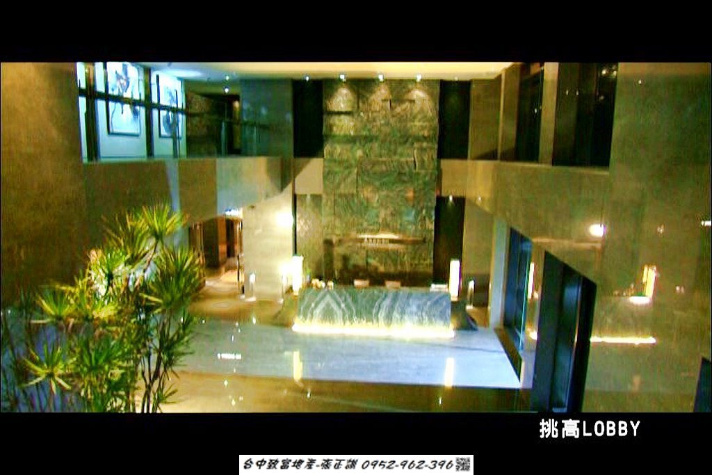 171714357-挑高lobby.jpg