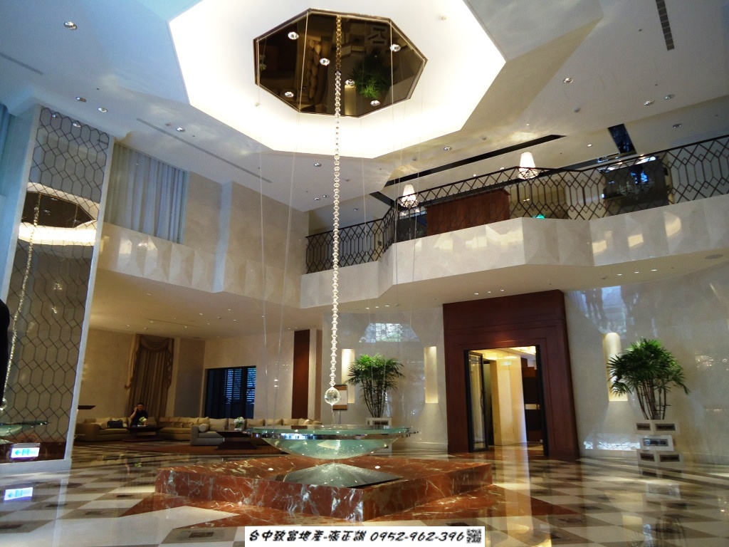 172034061-LOBBY 02.JPG