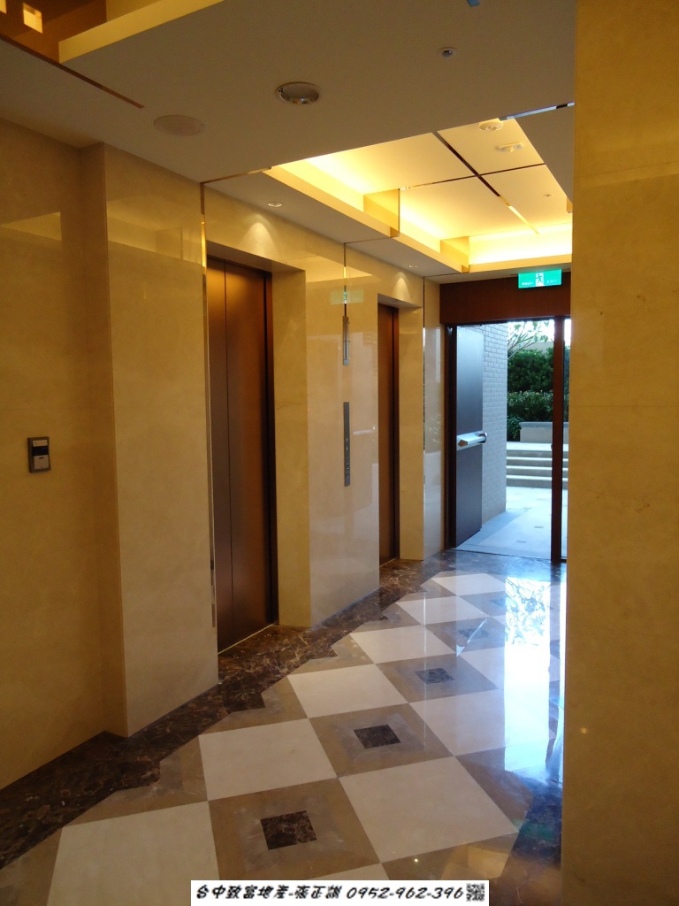 172034143-梯廳.JPG