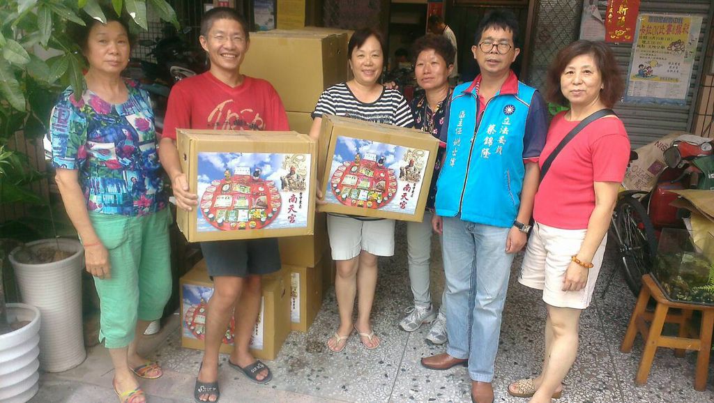 蔡錦隆服務處助理捐贈愛心物資