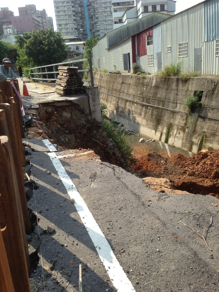 颱風毀河堤路基  