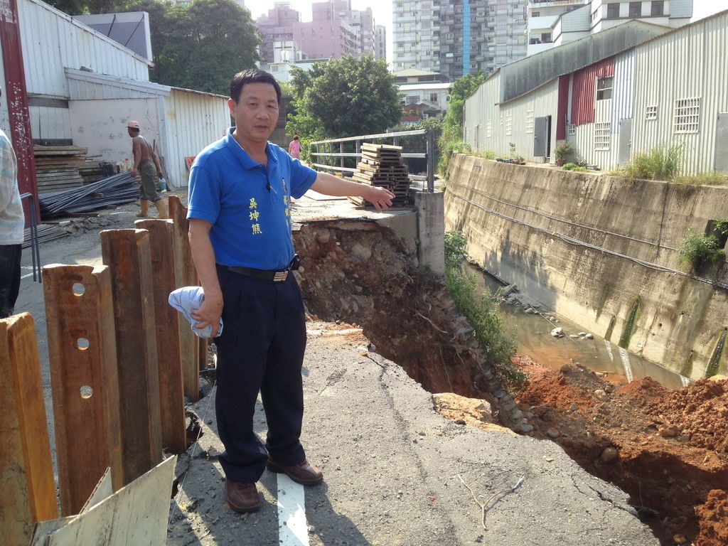 颱風毀河堤路基  