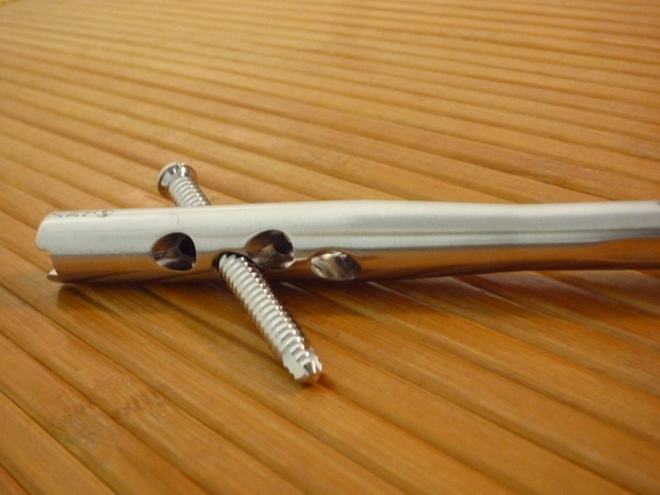 鋼釘上方.JPG 鋼釘上方.JPG