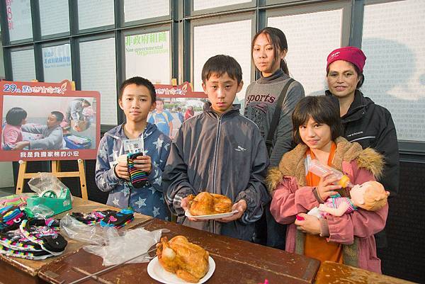 包裝襪子的小宏(左一)、賣烤雞的小翰(中)、照顧弟妹的小婷(右一),後排左起分別為小翰和小婷的母親 包裝襪子的小宏(左一)、賣烤雞的小翰(中)、照顧弟妹的小婷(右一),後排左起分別為小翰和小婷的母親