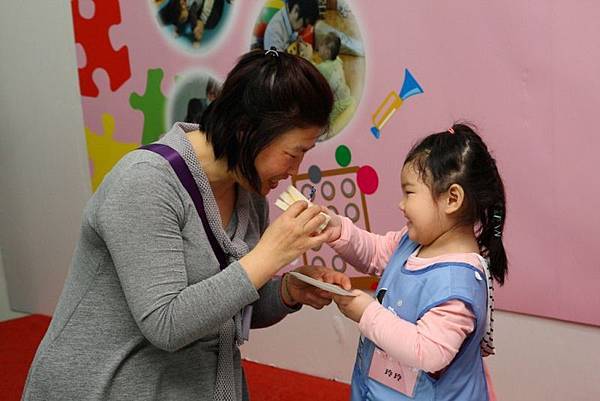 家扶早療成功個案玲玲(右)親自喂媽媽點心,感謝媽媽一路的陪伴與照顧。 家扶早療成功個案玲玲(右)親自喂媽媽點心,感謝媽媽一路的陪伴與照顧。