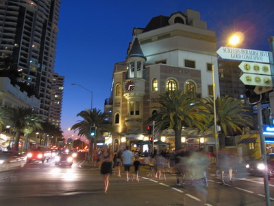 2009_0929_181950 clock hotel整點會有玩偶報時.JPG