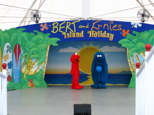 Elmo Cookie在玩球