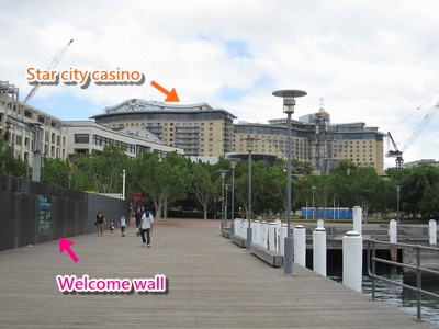 2009_1230_104702 Star city遠看，左邊是移民牆.JPG