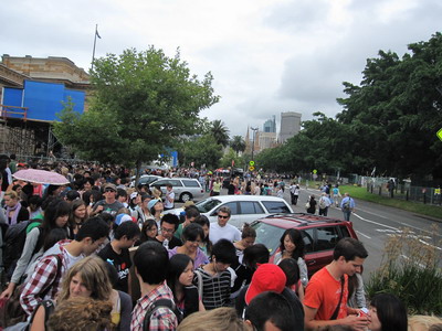 10點開始入場,現在已經10點40我們還在外面,看來前面人真的很多 10點開始入場,現在已經10點40我們還在外面,看來前面人真的很多