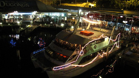 剛剛遊行的船隻部分停在這裡 剛剛遊行的船隻部分停在這裡