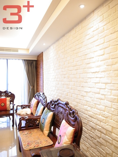 白色文化石讓客廳背景有自然的層次變化