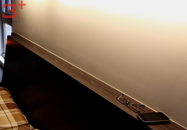 造型床頭牆結合屋主使用習慣而設計