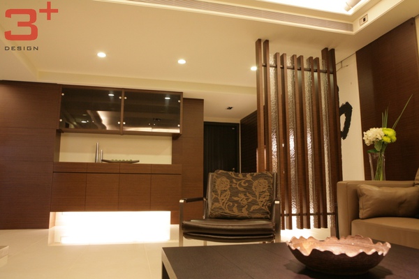 流暢、一體的玄關與客廳空間。