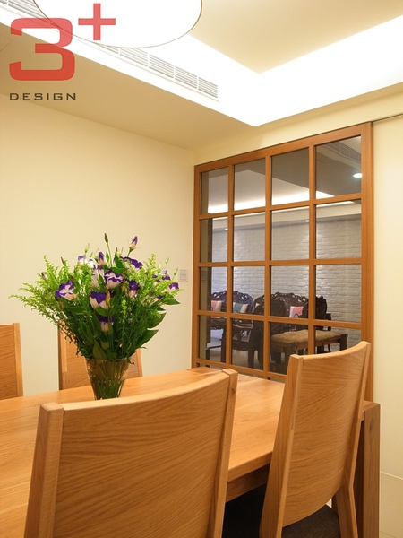 客廳與餐廳間的活動拉門是界定空間、也是造型牆面。