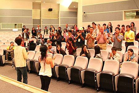 nEO_IMG_心繫洋波湖現場觀眾起身鼓掌