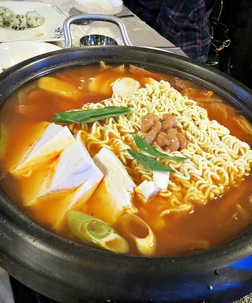韓國、豬腳定食、宴會麵、辣炒豬肉、紫菜飯糰、部隊鍋 韓國、豬腳定食、宴會麵、辣炒豬肉、紫菜飯糰、部隊鍋