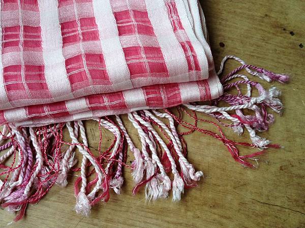 植物手染蠶絲圍巾：胭脂紅