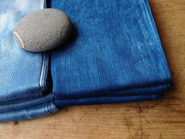 植物手染圍巾。不均勻。深藍、淺藍