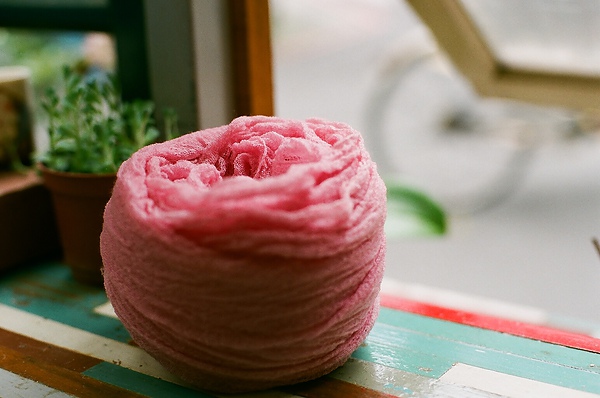 植物手染羊毛圍巾：粉嫩紅