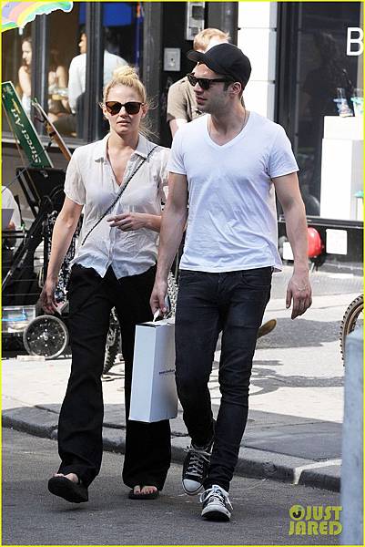 jennifer-morrison-sebastian-stan-union-square-stroll-01