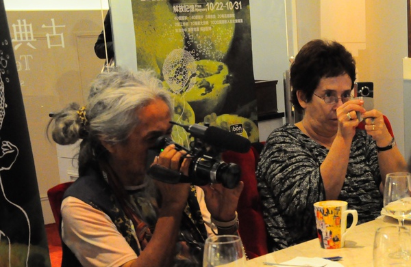 哈妮曼、塔西米克兩位導演秉持影像工作者本色，不時拿出攝影機記錄現場實況。.jpg.jpg
