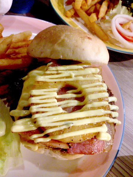 The Burger(二店):【台北新莊】輔大周邊校園美食惹堡The Burger擊敗鬆餅公主還開了二店!CP值有高! The Burger(二店):【台北新莊】輔大周邊校園美食惹堡The Burger擊敗鬆餅公主還開了二店!CP值有高!