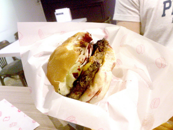 The Burger(二店):【台北新莊】輔大周邊校園美食惹堡The Burger擊敗鬆餅公主還開了二店!CP值有高! The Burger(二店):【台北新莊】輔大周邊校園美食惹堡The Burger擊敗鬆餅公主還開了二店!CP值有高!