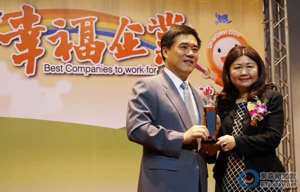 台壽險滲透率達14.5% 康健總座郜藝帆:市場還有機會 康健人壽兩次入選台北市幸福企業,曾在美國、香港、台灣等市場待過的郜藝帆認為,台灣人才濟濟,工作態度真的相對認真,圖中為人資部資深副總李亞琪。