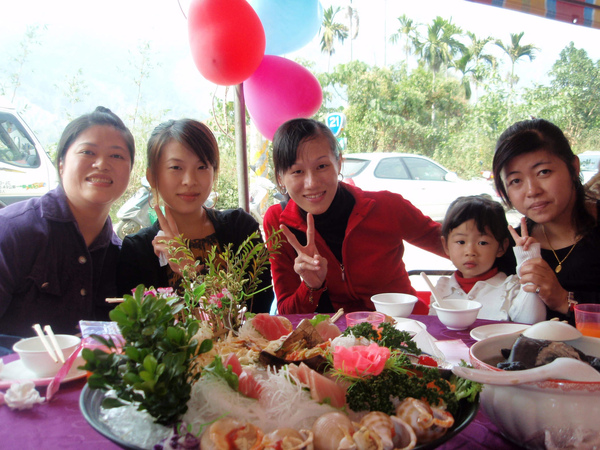 合照，左起：馥萍、佩樺、孟純、孟純姪女、孟純大嫂
