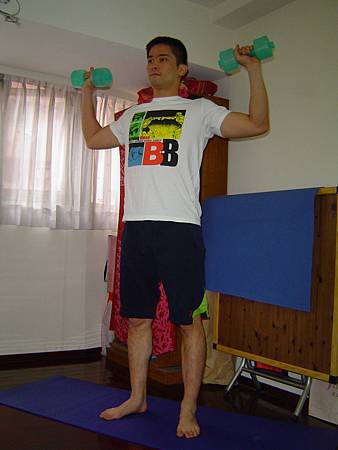 肩上推舉-啞鈴-01.JPG 肩上推舉-啞鈴-01.JPG