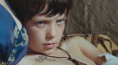 asa-butterfield-in-una-scena-dell-episodio-the-beginning-of-the-end-della-prima-stagione-di-merlin-100918.jpg