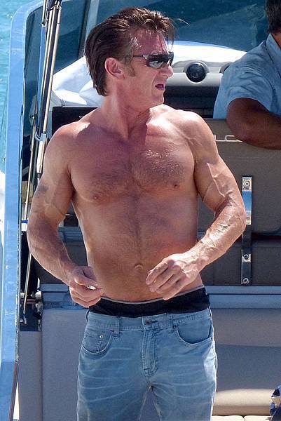 Sean-Penn-Smokes-A-Cigarette-Without-His-Shirt-On-In-Spain-05.jpg