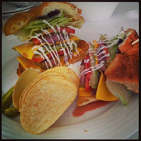 540118_620826381272176_1837009430_n