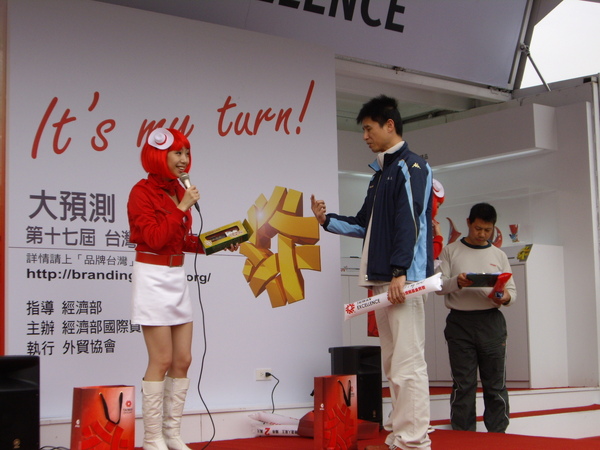 教官：我也可以領嗎?