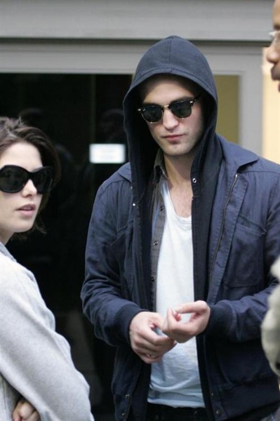 Robert_Pattinson_and_b6a0.jpg Robert_Pattinson_and_b6a0.jpg