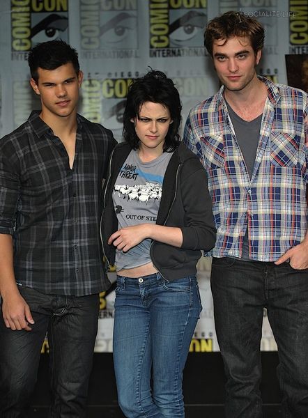 gallery_enlarged-new-moon-robert-pattinson-comiccon-pap-photos-07232009-10.jpg gallery_enlarged-new-moon-robert-pattinson-comiccon-pap-photos-07232009-10.jpg