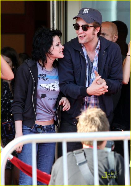 nikki-reed-kristen-stewart-surprise-36.jpg nikki-reed-kristen-stewart-surprise-36.jpg