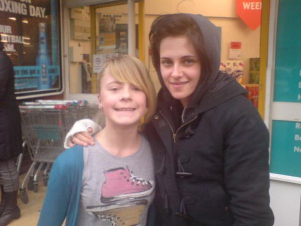 KristenStewartwithFan.jpg KristenStewartwithFan.jpg