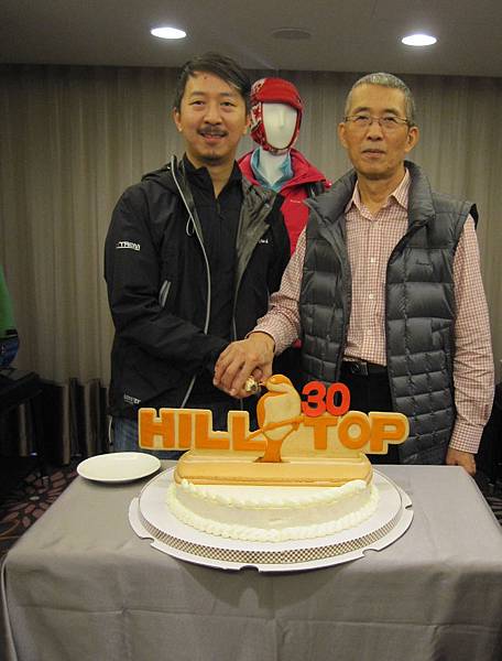 山頂鳥總經理方顯裕與現職行銷業務部經理的兒子方碩蔚 共同慶祝山頂鳥成立30周年